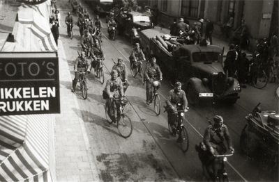 124778 Afbeelding van de intocht van Duitse militairen, in de Wittevrouwenstraat te Utrecht, aan het begin van de ...